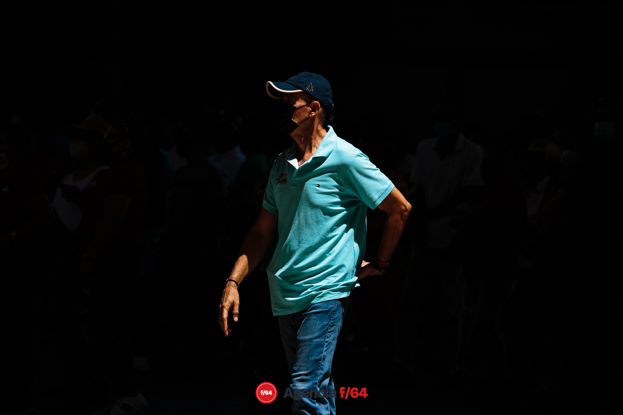 Trabajadores del sindicado S.T.S.G.E. atienden a mitin en el Complejo Administrativo del Gobierno del Estado después de participar en caravanas que afectaron el tránsito por la carretera Guadalajara-Manzanillo.