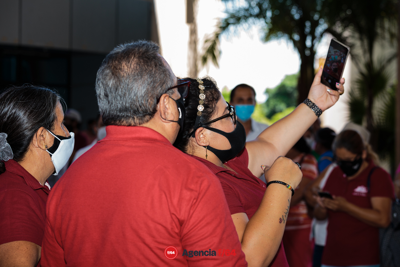 Trabajadores del sindicado S.T.S.G.E. atienden a mitin en el Complejo Administrativo del Gobierno del Estado después de participar en caravanas que afectaron el tránsito por la carretera Guadalajara-Manzanillo.