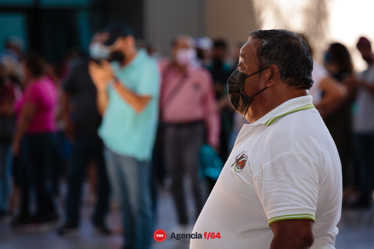 Trabajadores del sindicado S.T.S.G.E. atienden a mitin en el Complejo Administrativo del Gobierno del Estado después de participar en caravanas que afectaron el tránsito por la carretera Guadalajara-Manzanillo.