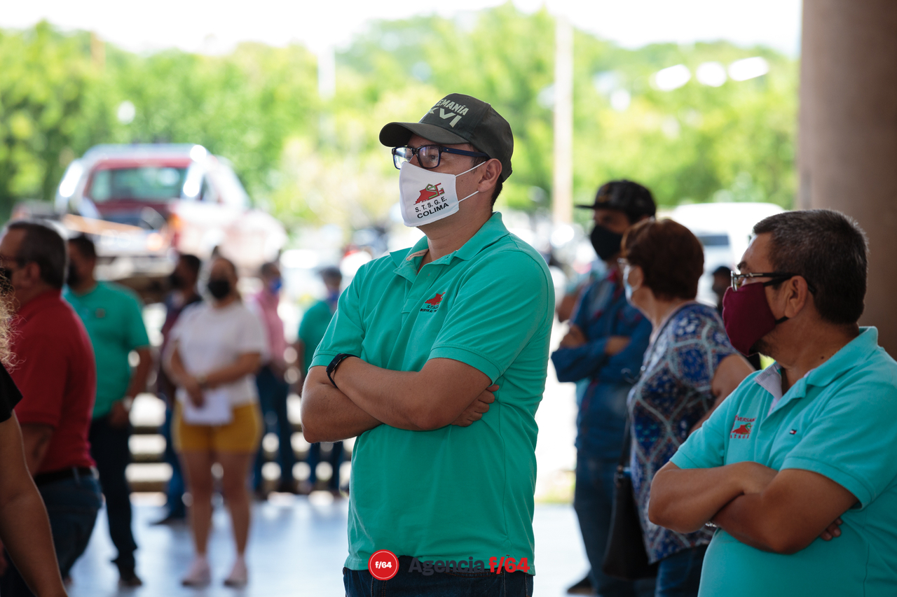 Trabajadores del sindicado S.T.S.G.E. atienden a mitin en el Complejo Administrativo del Gobierno del Estado después de participar en caravanas que afectaron el tránsito por la carretera Guadalajara-Manzanillo.