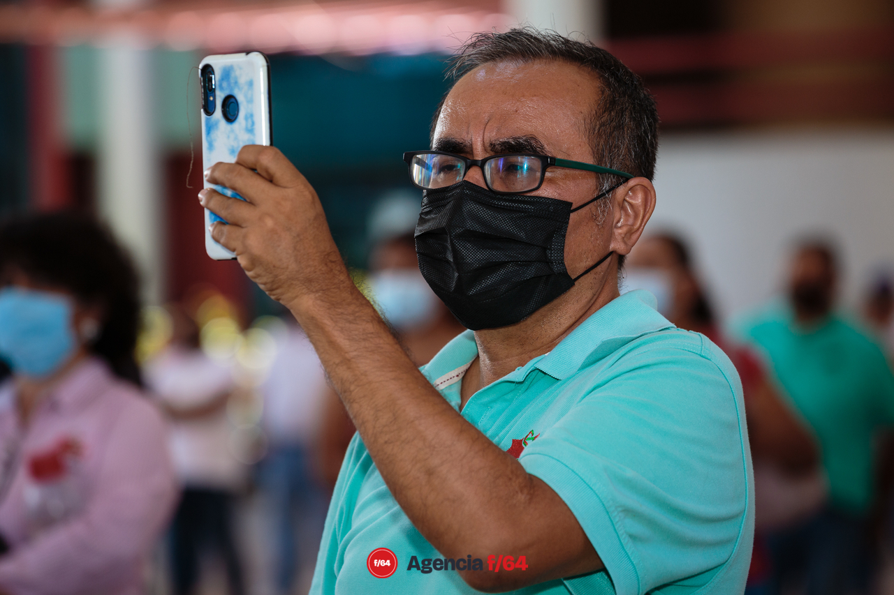 Trabajadores del sindicado S.T.S.G.E. atienden a mitin en el Complejo Administrativo del Gobierno del Estado después de participar en caravanas que afectaron el tránsito por la carretera Guadalajara-Manzanillo.
