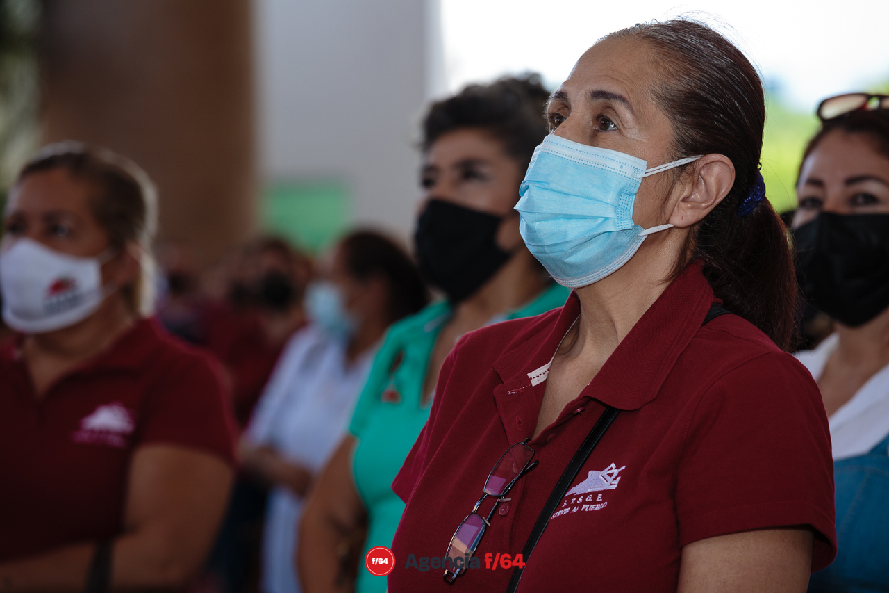 Trabajadores del sindicado S.T.S.G.E. atienden a mitin en el Complejo Administrativo del Gobierno del Estado después de participar en caravanas que afectaron el tránsito por la carretera Guadalajara-Manzanillo.