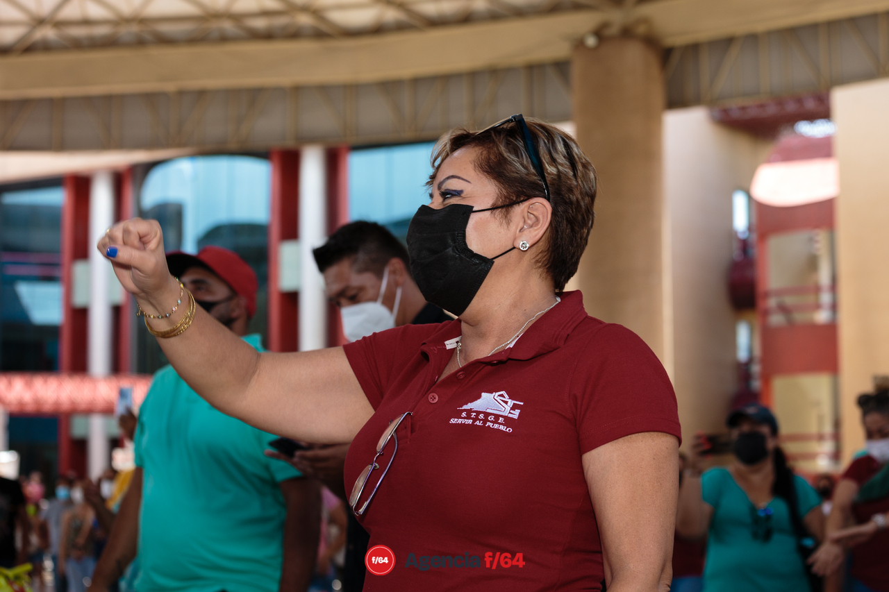 Trabajadores del sindicado S.T.S.G.E. atienden a mitin en el Complejo Administrativo del Gobierno del Estado después de participar en caravanas que afectaron el tránsito por la carretera Guadalajara-Manzanillo.