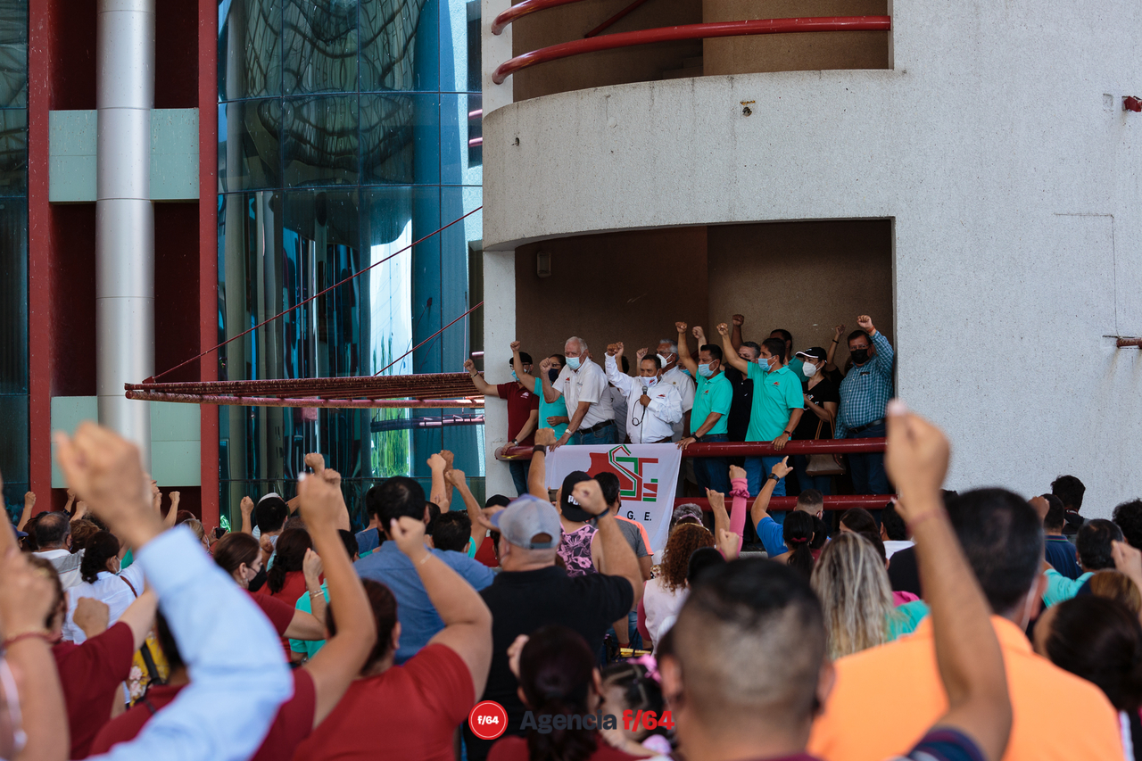 Trabajadores del sindicado S.T.S.G.E. atienden a mitin en el Complejo Administrativo del Gobierno del Estado después de participar en caravanas que afectaron el tránsito por la carretera Guadalajara-Manzanillo.