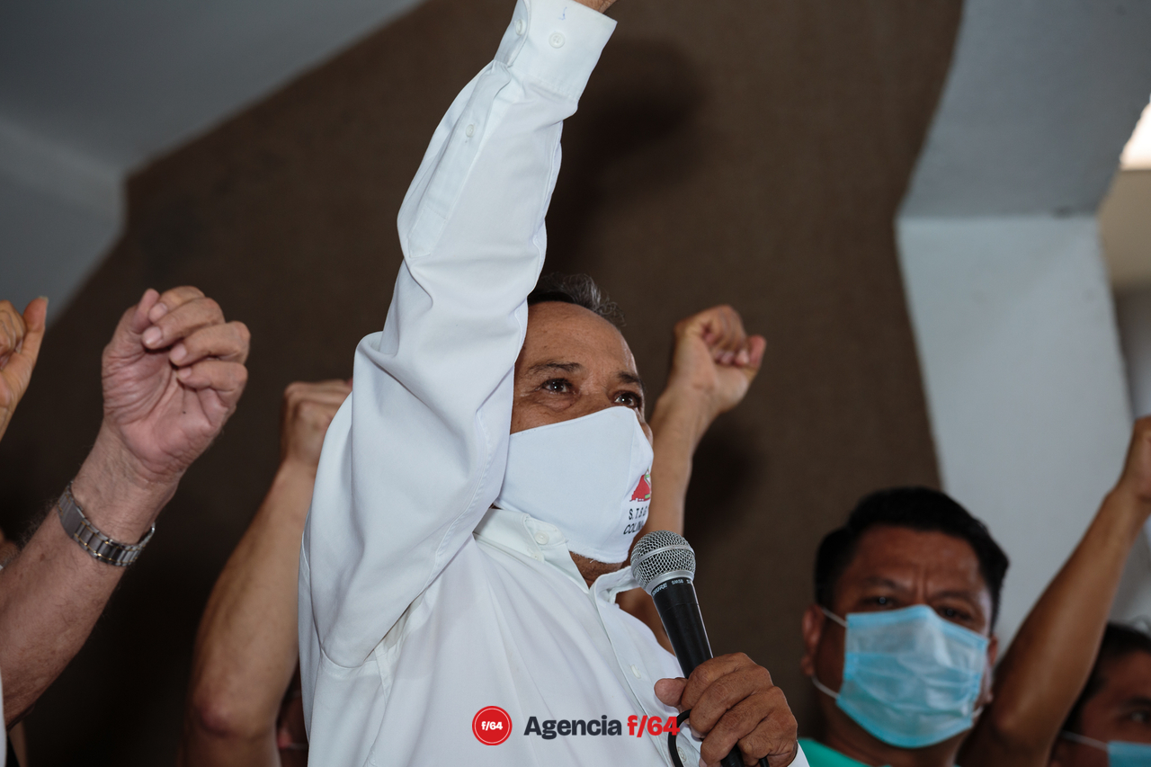 Trabajadores del sindicado S.T.S.G.E. atienden a mitin en el Complejo Administrativo del Gobierno del Estado después de participar en caravanas que afectaron el tránsito por la carretera Guadalajara-Manzanillo.
Martín Flores, líder del Sindicato de Trabajadores del Gobierno del Estado.