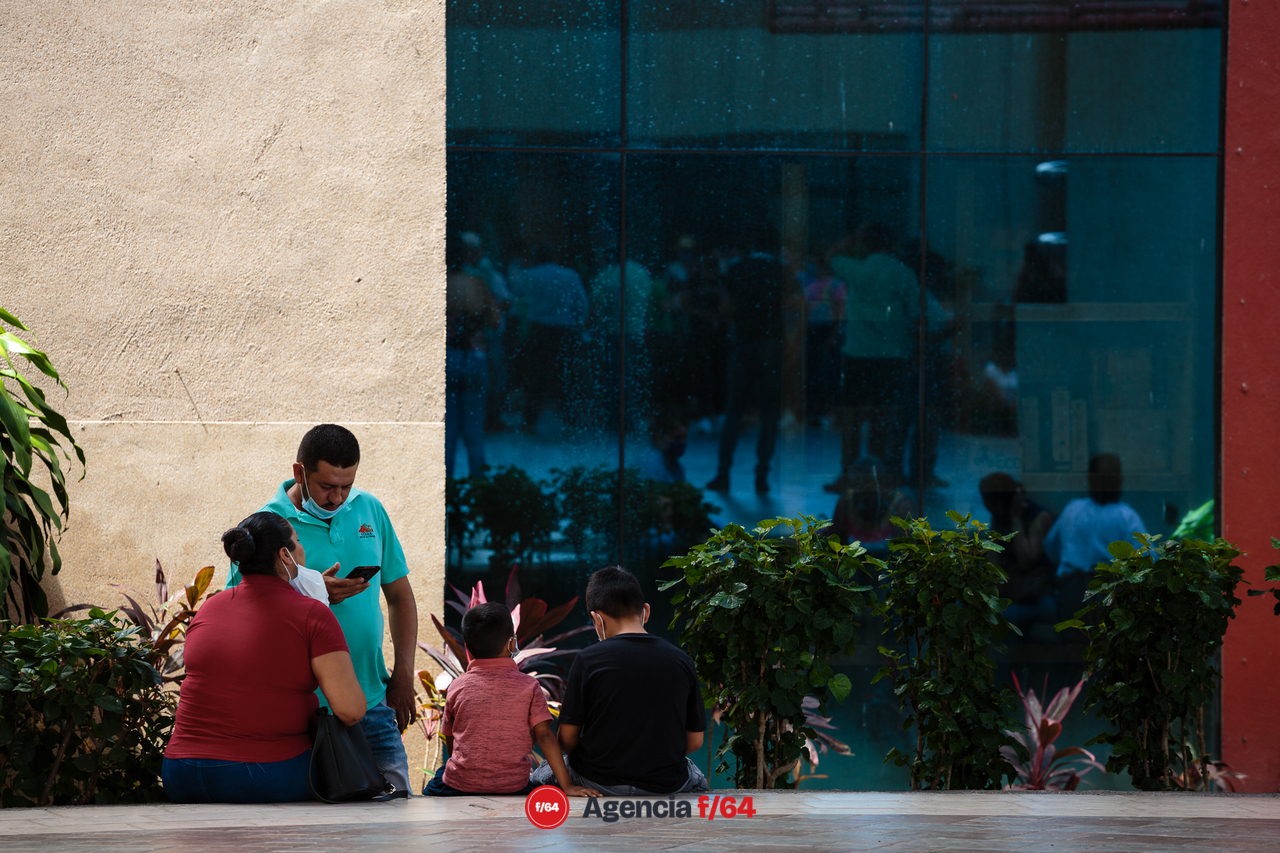 Trabajadores del sindicado S.T.S.G.E. atienden a mitin en el Complejo Administrativo del Gobierno del Estado después de participar en caravanas que afectaron el tránsito por la carretera Guadalajara-Manzanillo.