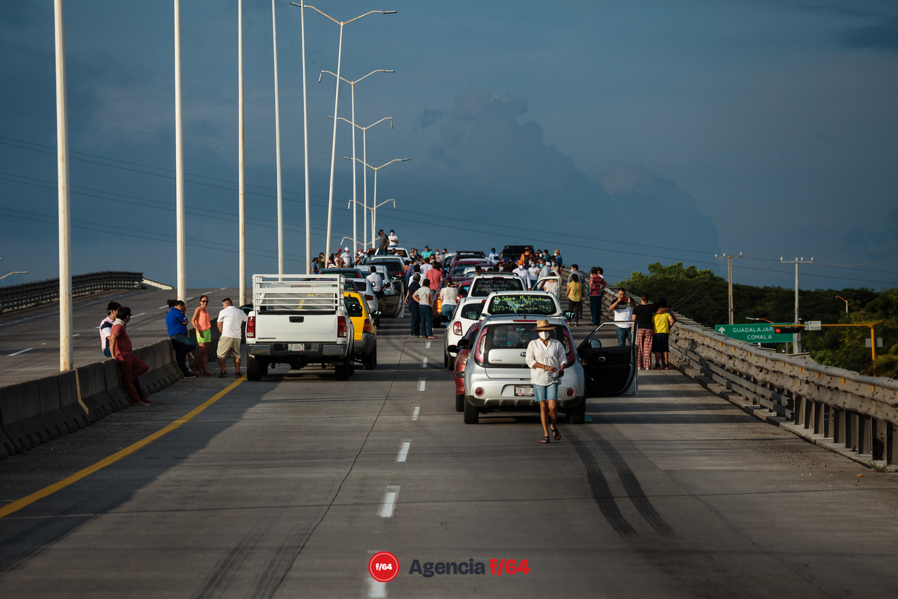 El Sindicato de Trabajadores de la Educación (SNTE) bloquearon por casi hora y media el tránsito de la carretera Guadalajara-Manzanillo en dirección a Guadalajara.
