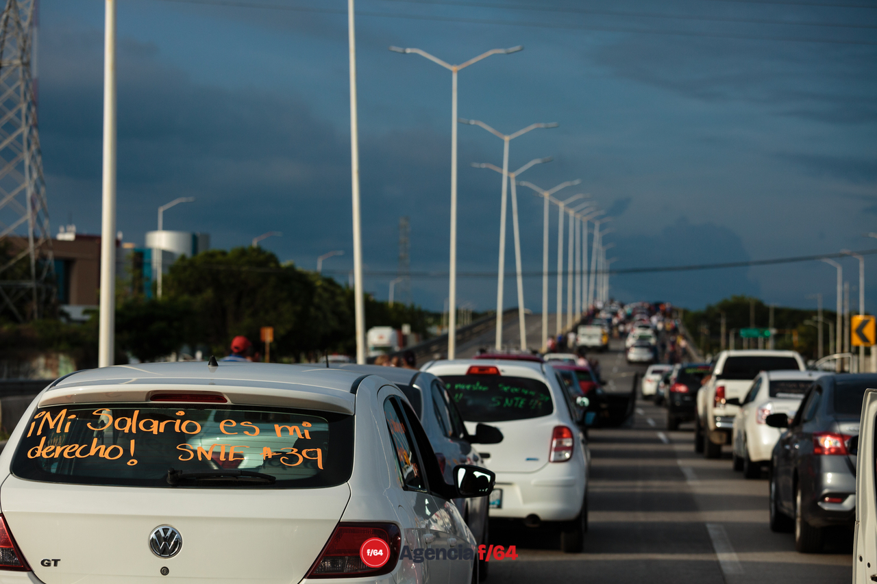El Sindicato de Trabajadores de la Educación (SNTE) bloquearon por casi hora y media el tránsito de la carretera Guadalajara-Manzanillo en dirección a Guadalajara.