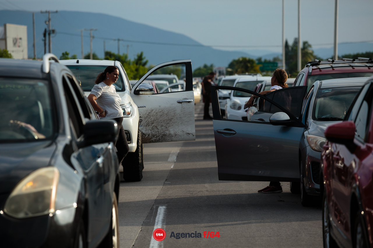 El Sindicato de Trabajadores de la Educación (SNTE) bloquearon por casi hora y media el tránsito de la carretera Guadalajara-Manzanillo en dirección a Guadalajara.