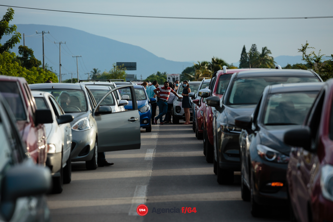 El Sindicato de Trabajadores de la Educación (SNTE) bloquearon por casi hora y media el tránsito de la carretera Guadalajara-Manzanillo en dirección a Guadalajara.