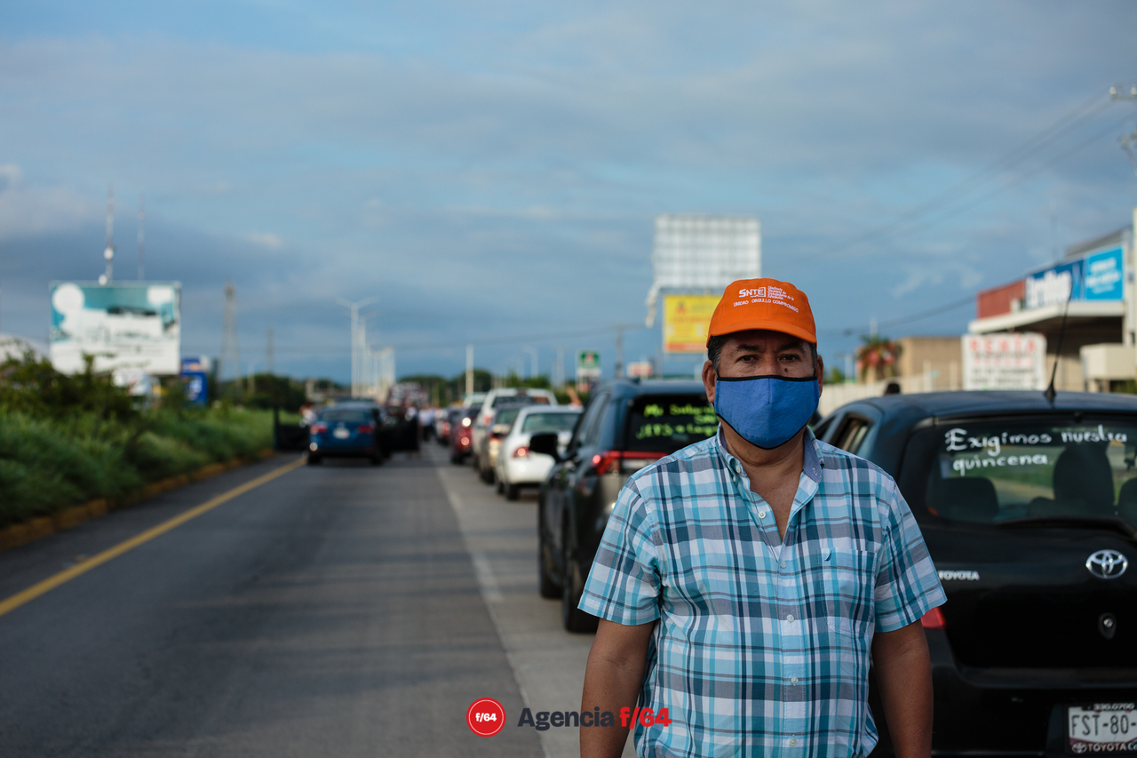 El Sindicato de Trabajadores de la Educación (SNTE) bloquearon por casi hora y media el tránsito de la carretera Guadalajara-Manzanillo en dirección a Guadalajara.