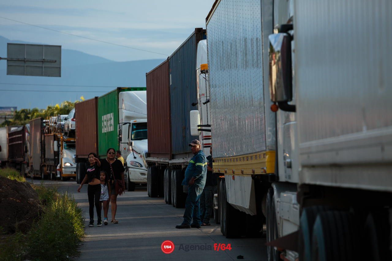 El Sindicato de Trabajadores de la Educación (SNTE) bloquearon por casi hora y media el tránsito de la carretera Guadalajara-Manzanillo en dirección a Guadalajara.