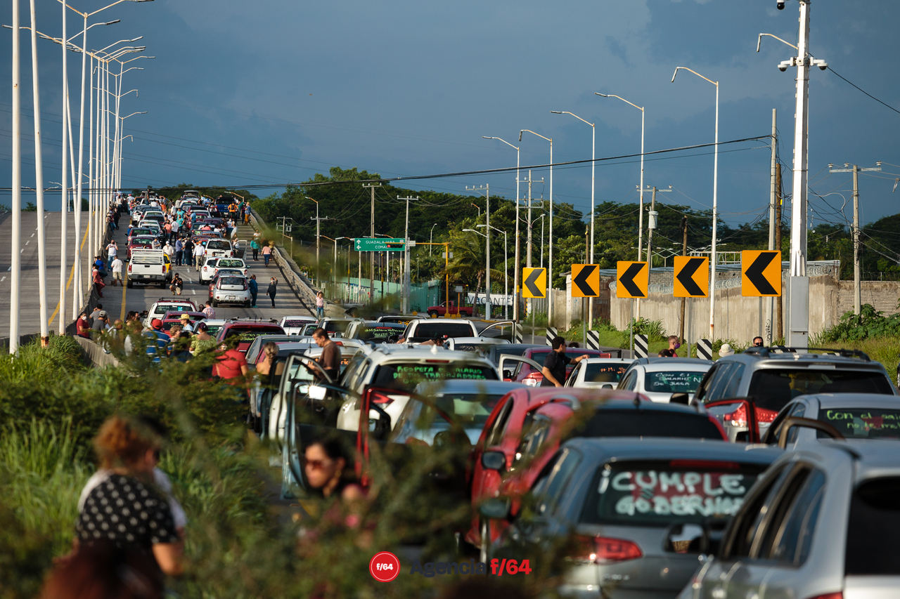 El Sindicato de Trabajadores de la Educación (SNTE) bloquearon por casi hora y media el tránsito de la carretera Guadalajara-Manzanillo en dirección a Guadalajara.