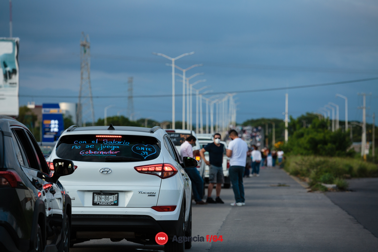El Sindicato de Trabajadores de la Educación (SNTE) bloquearon por casi hora y media el tránsito de la carretera Guadalajara-Manzanillo en dirección a Guadalajara.