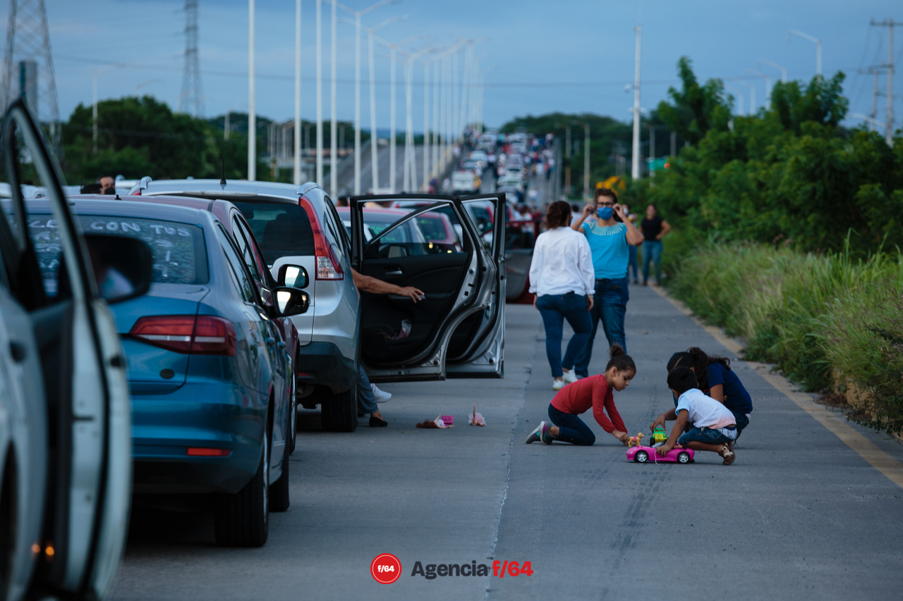 El Sindicato de Trabajadores de la Educación (SNTE) bloquearon por casi hora y media el tránsito de la carretera Guadalajara-Manzanillo en dirección a Guadalajara.