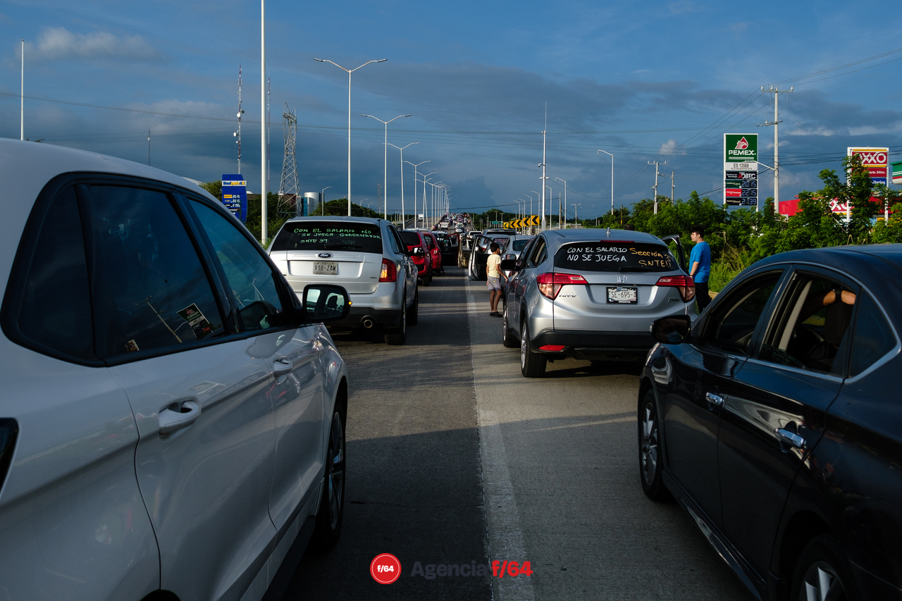 El Sindicato de Trabajadores de la Educación (SNTE) bloquearon por casi hora y media el tránsito de la carretera Guadalajara-Manzanillo en dirección a Guadalajara.