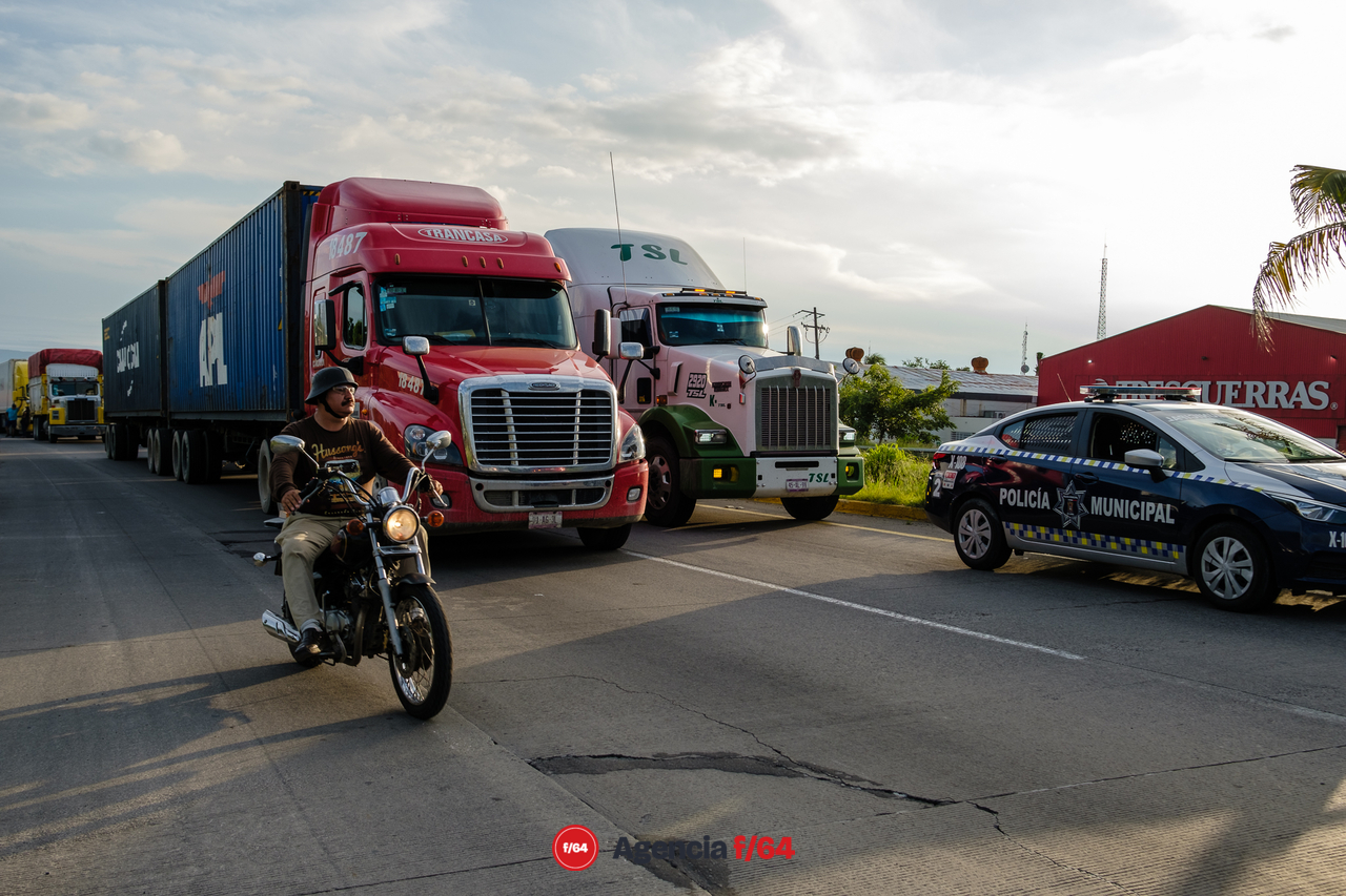 El Sindicato de Trabajadores de la Educación (SNTE) bloquearon por casi hora y media el tránsito de la carretera Guadalajara-Manzanillo en dirección a Guadalajara.