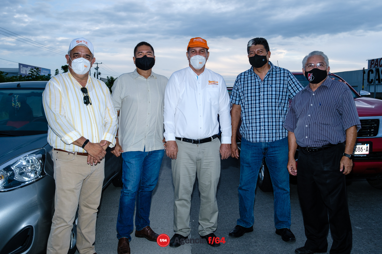 El Sindicato de Trabajadores de la Educación (SNTE) bloquearon por casi hora y media el tránsito de la carretera Guadalajara-Manzanillo en dirección a Guadalajara.
Heriberto Valladares, dirigente de la sección 39 del SNTE.
