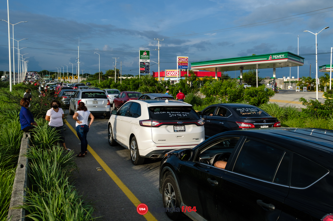 El Sindicato de Trabajadores de la Educación (SNTE) bloquearon por casi hora y media el tránsito de la carretera Guadalajara-Manzanillo en dirección a Guadalajara.