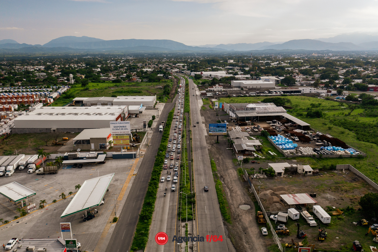 El Sindicato de Trabajadores de la Educación (SNTE) bloquearon por casi hora y media el tránsito de la carretera Guadalajara-Manzanillo en dirección a Guadalajara.