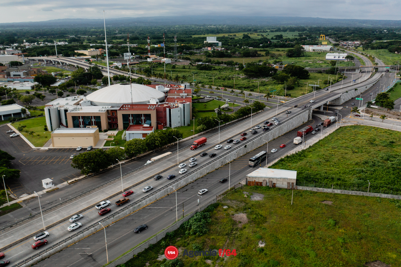 El Sindicato de Trabajadores de la Educación (SNTE) bloquearon por casi hora y media el tránsito de la carretera Guadalajara-Manzanillo en dirección a Guadalajara.