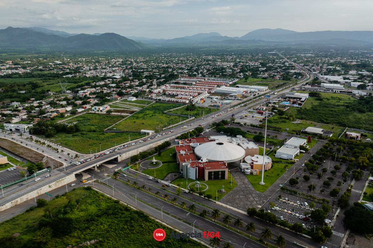 El Sindicato de Trabajadores de la Educación (SNTE) bloquearon por casi hora y media el tránsito de la carretera Guadalajara-Manzanillo en dirección a Guadalajara.