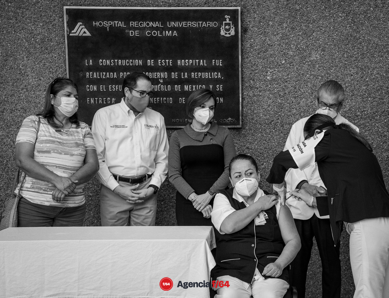 El momento en que Celia Castañeda, enfermera del HRU, se convierte en la primer persona en el Estado de Colima en recibir la vacuna contra el COVID-19.