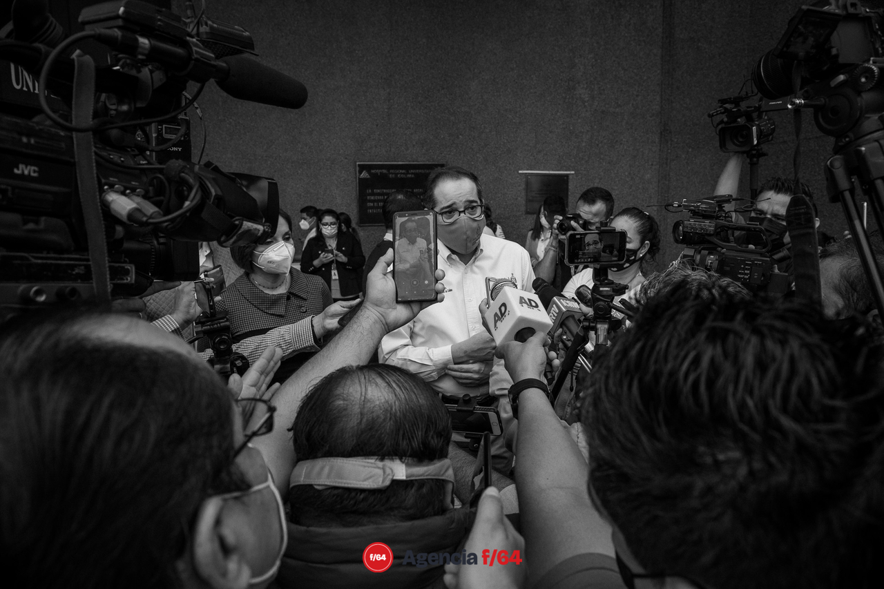El Gobernador Jose Ignacio Peralta encara a la prensa local.