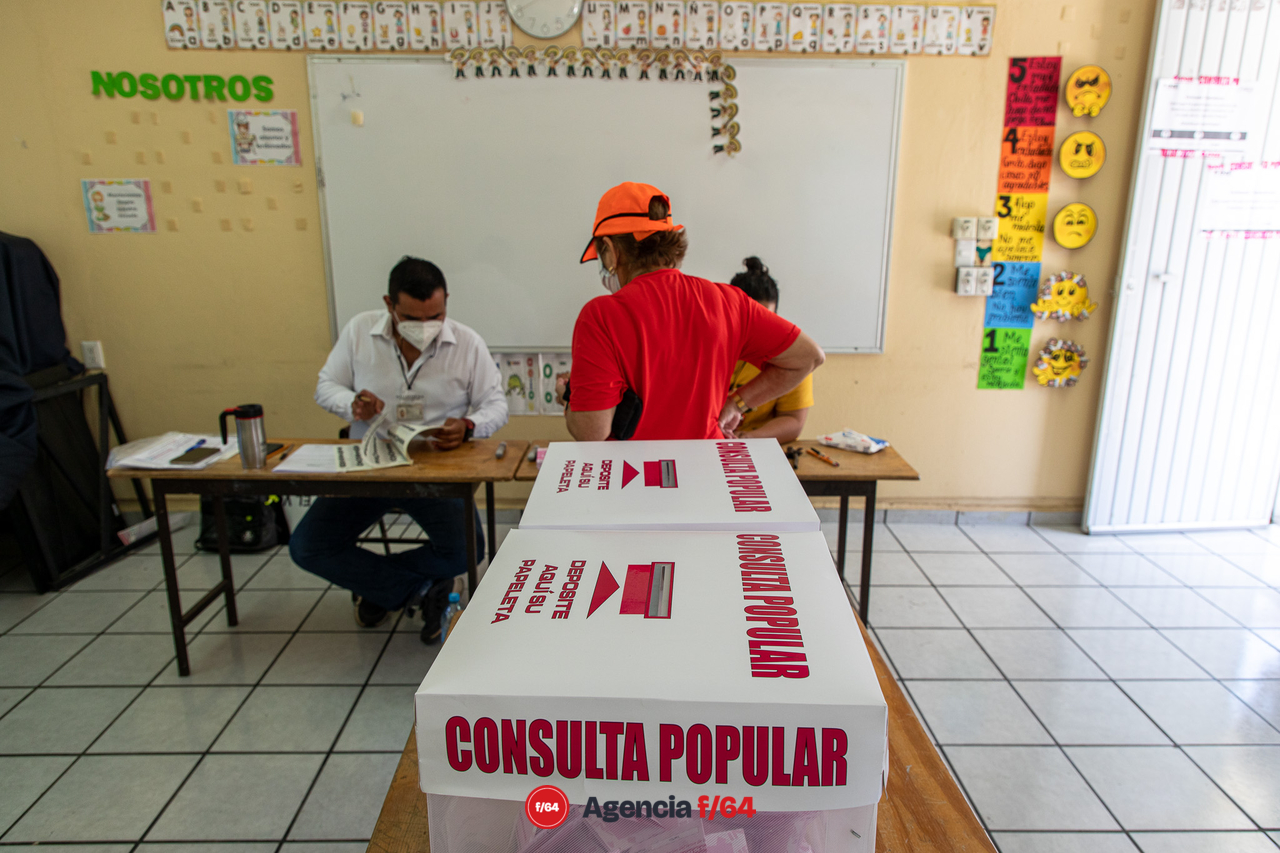 Alrededor de las once de la mañana, el Chanal, poblado conurbado a escasos kilómetros del centro de la capital colimense, reportaba una centena de boletas acumuladas en una de las dos mesas ubicadas en dicha localidad. 