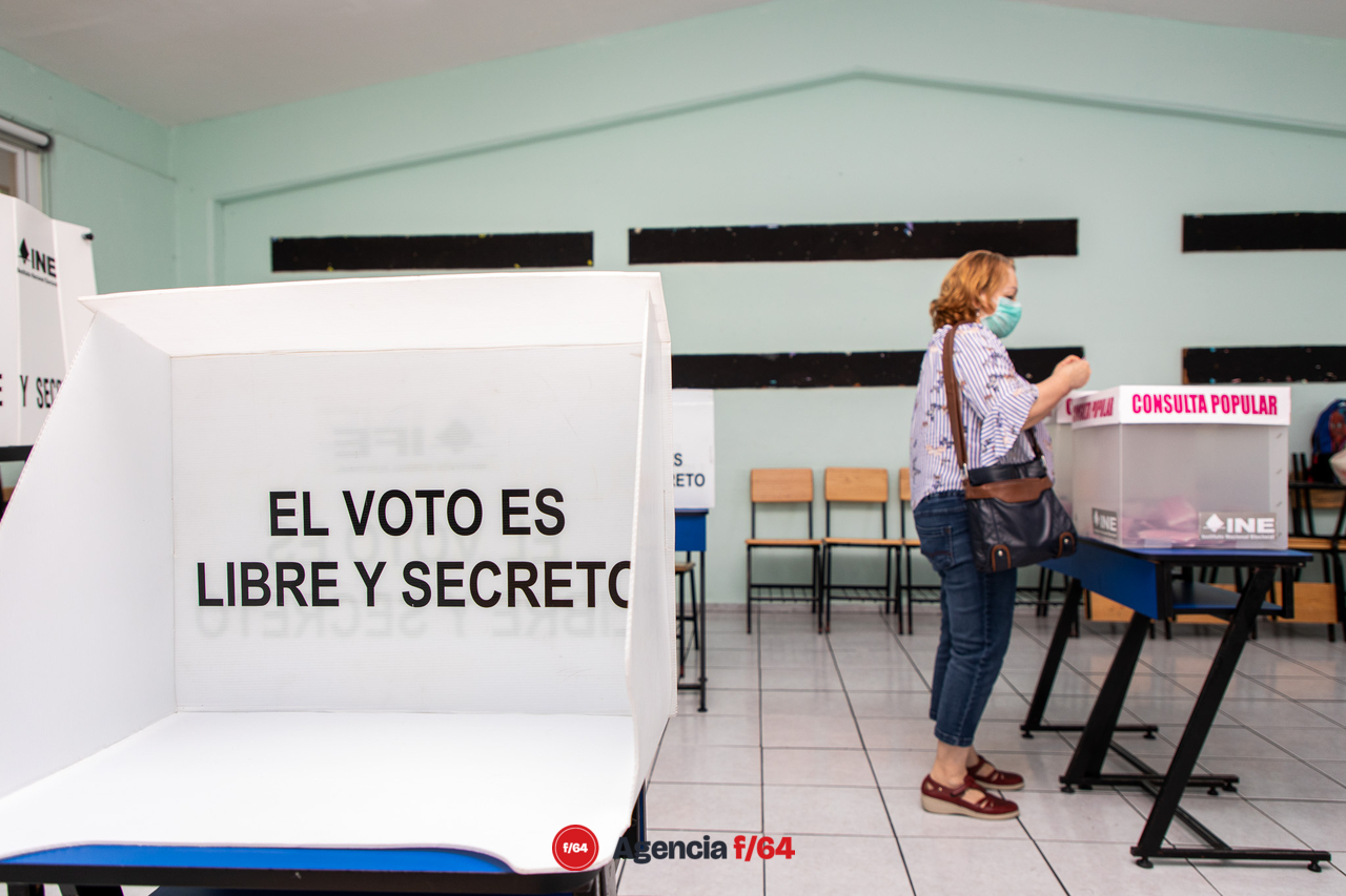 A dos horas de haber iniciado la votación para la Consulta Popular en la sección 0001 en plena zona urbana de la capital colimense, una de las mesas reportaba el depósito de no más de 100 boletas en las urnas, en un padrón de casi 1900 posibles votantes. 