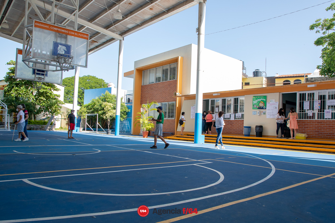 A dos horas de haber iniciado la votación para la Consulta Popular en la sección 0001 en plena zona urbana de la capital colimense, una de las mesas reportaba el depósito de no más de 100 boletas en las urnas, en un padrón de casi 1900 posibles votantes. 