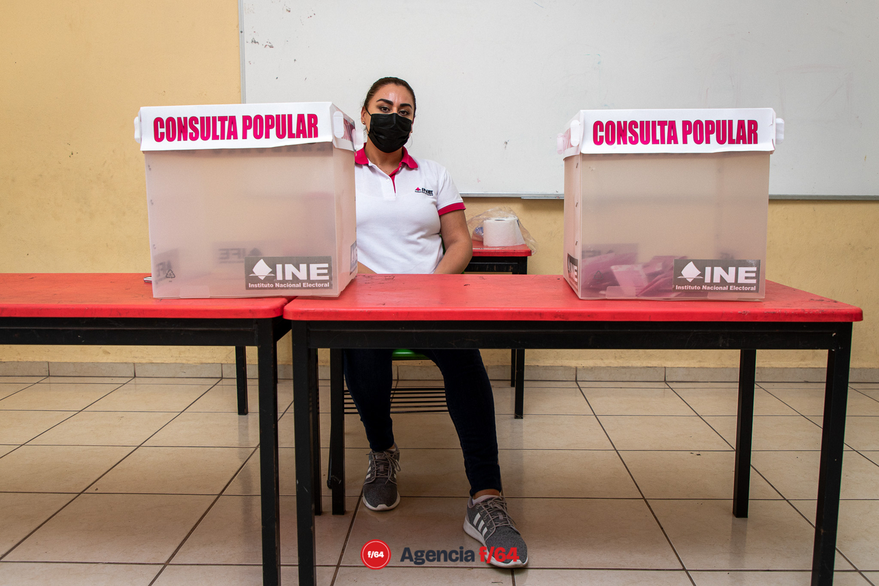 Para el medio día, Zacualpan, una de las pocas comunidades de indígenas en el Estado de Colima, reportaba no más de 40 boletas acumuladas en las dos mesas instaladas en la Escuela Primaria "Artículo 3ro. Constitucional".