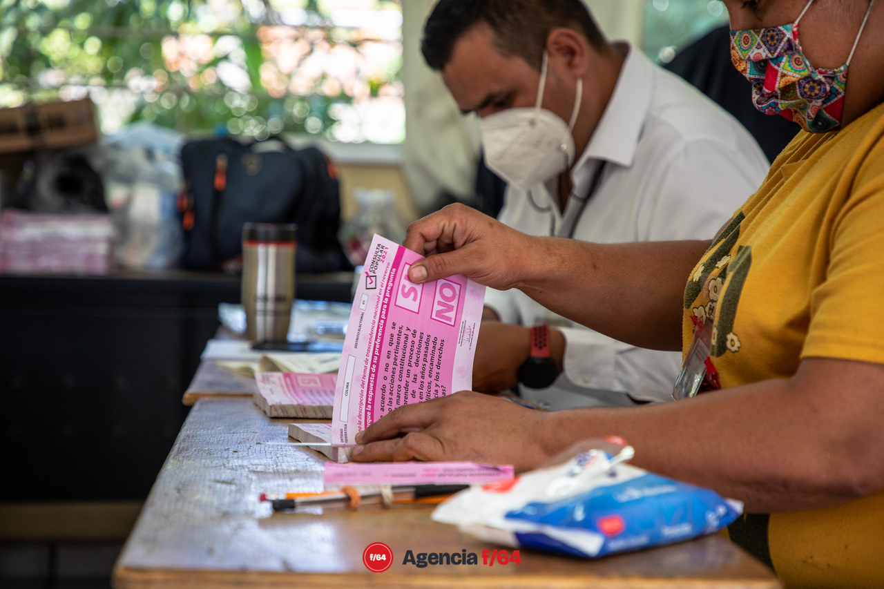 Alrededor de las once de la mañana, el Chanal, poblado conurbado a escasos kilómetros del centro de la capital colimense, reportaba una centena de boletas acumuladas en una de las dos mesas ubicadas en dicha localidad. 