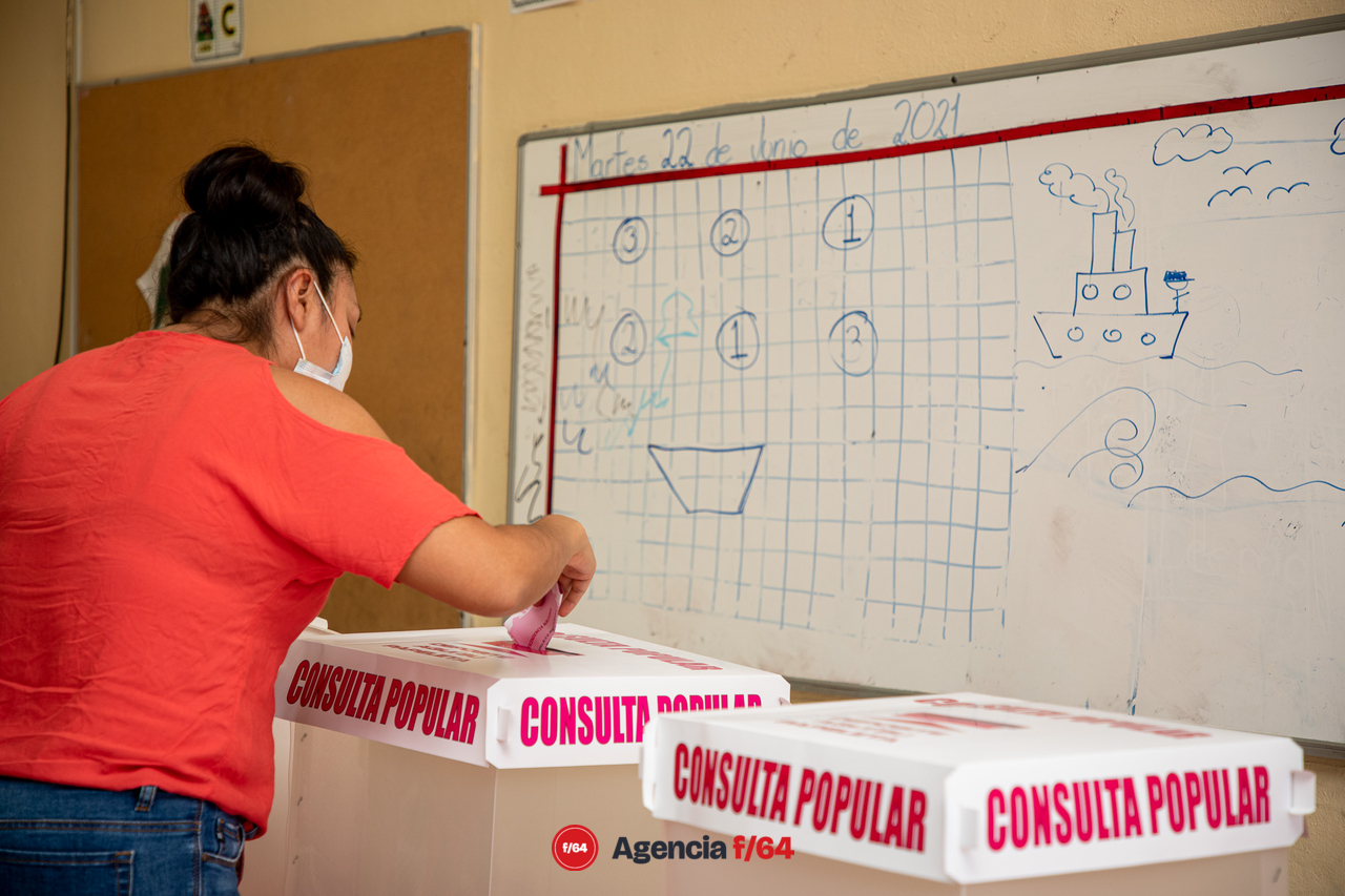 Para el medio día, Zacualpan, una de las pocas comunidades de indígenas en el Estado de Colima, reportaba no más de 40 boletas acumuladas en las dos mesas instaladas en la Escuela Primaria "Artículo 3ro. Constitucional".