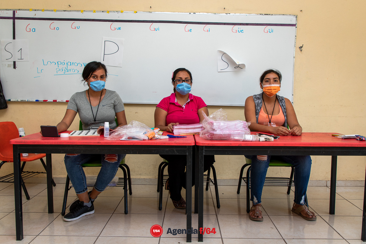 Para el medio día, Zacualpan, una de las pocas comunidades de indígenas en el Estado de Colima, reportaba no más de 40 boletas acumuladas en las dos mesas instaladas en la Escuela Primaria "Artículo 3ro. Constitucional".