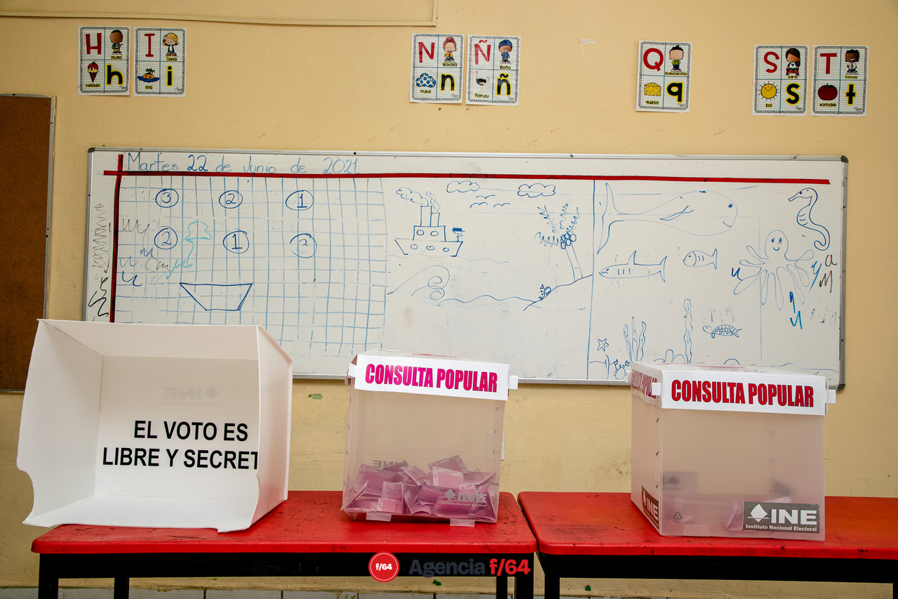 Para el medio día, Zacualpan, una de las pocas comunidades de indígenas en el Estado de Colima, reportaba no más de 40 boletas acumuladas en las dos mesas instaladas en la Escuela Primaria "Artículo 3ro. Constitucional".
