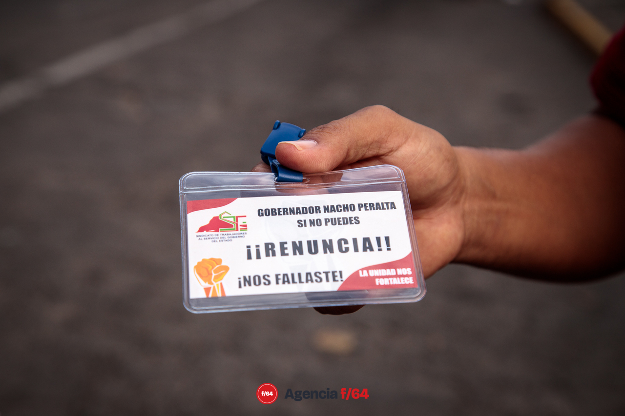 Trabajadores del Sindicato al Servicio del gobierno del Estado, con gafetes y playeras representativas se manifiestan en los alrededores de la unidad deportiva Morelos.