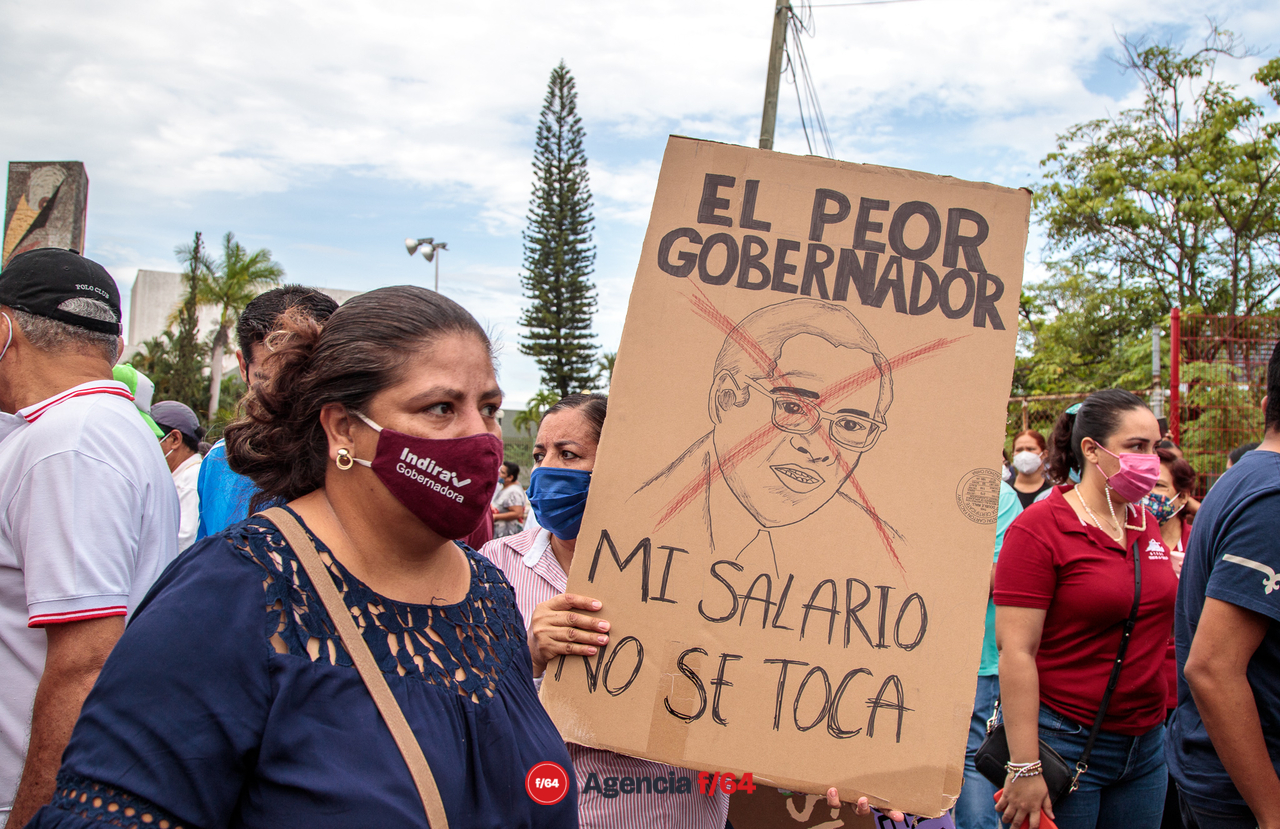 Manifestantes ante la visita del Presidente por la actual situación salarial que atraviesan.