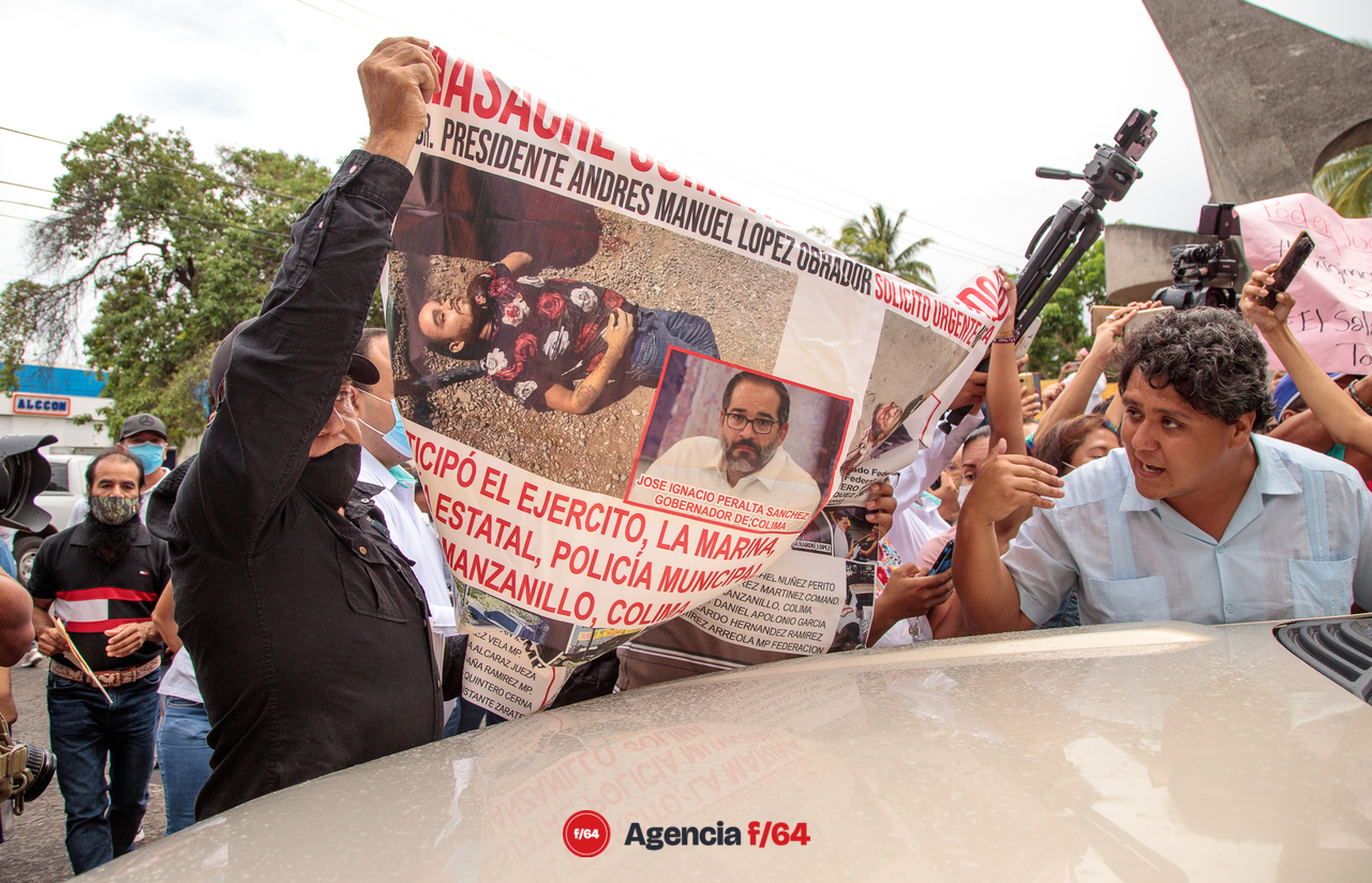 Manifestante en su intento de ser escuchado por AMLO.