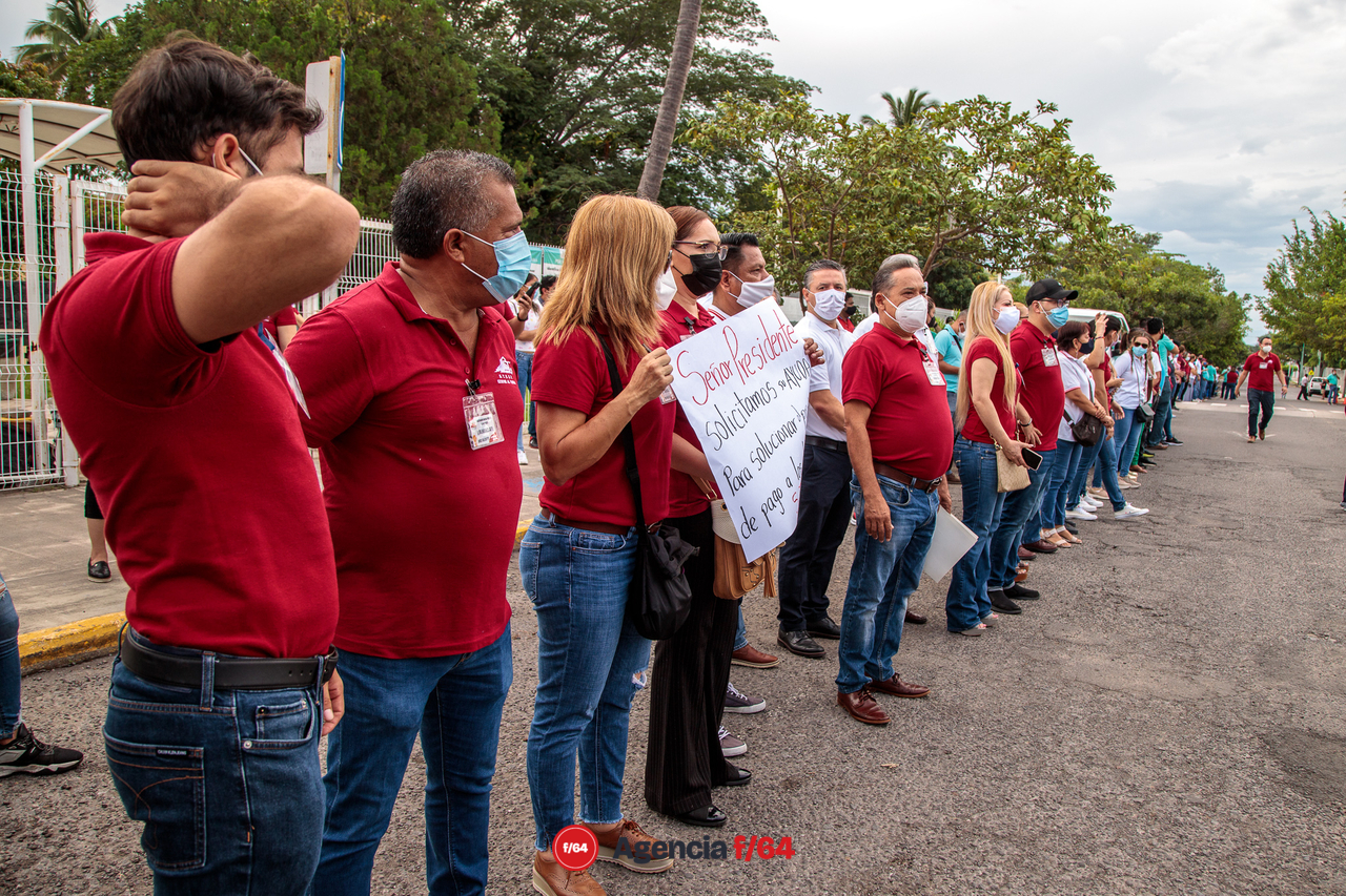 Valla hecha por los trabajadores sindicalizados al servicio del gobierno del estado en espera del arribo del Lic. Andrés Manuel López Obrador.