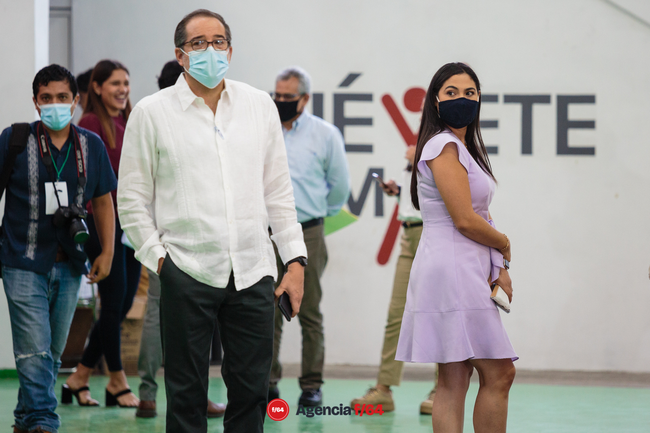 A la llegada del Gobernador José Ignacio Peralta Sánchez al evento con el Presidente de la República.