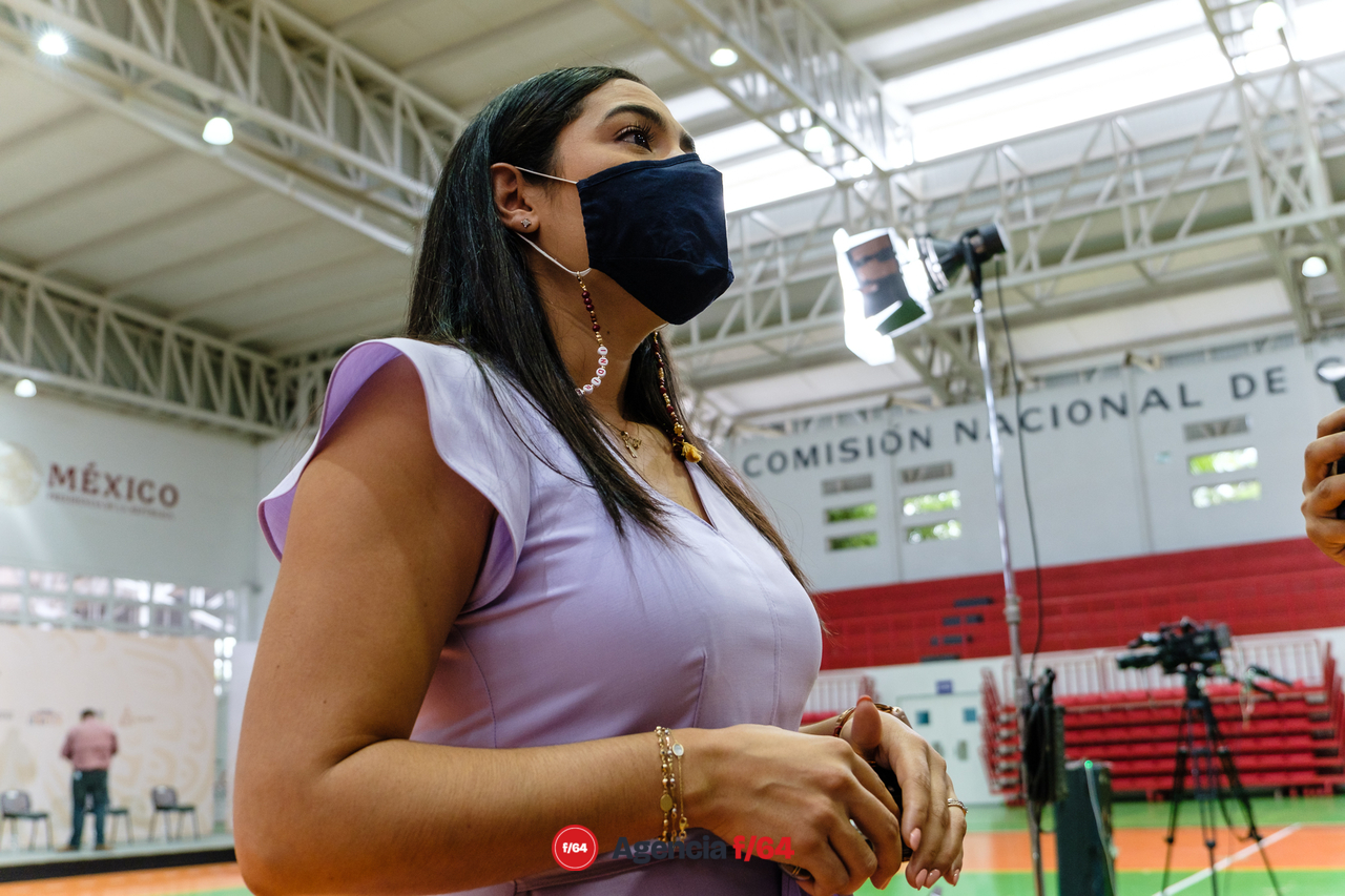 Antes de iniciar el evento con el Presidente de la República la Gobernadora Electa, Indira Vizcaíno Silva, se acerco a platicar con los medios locales.