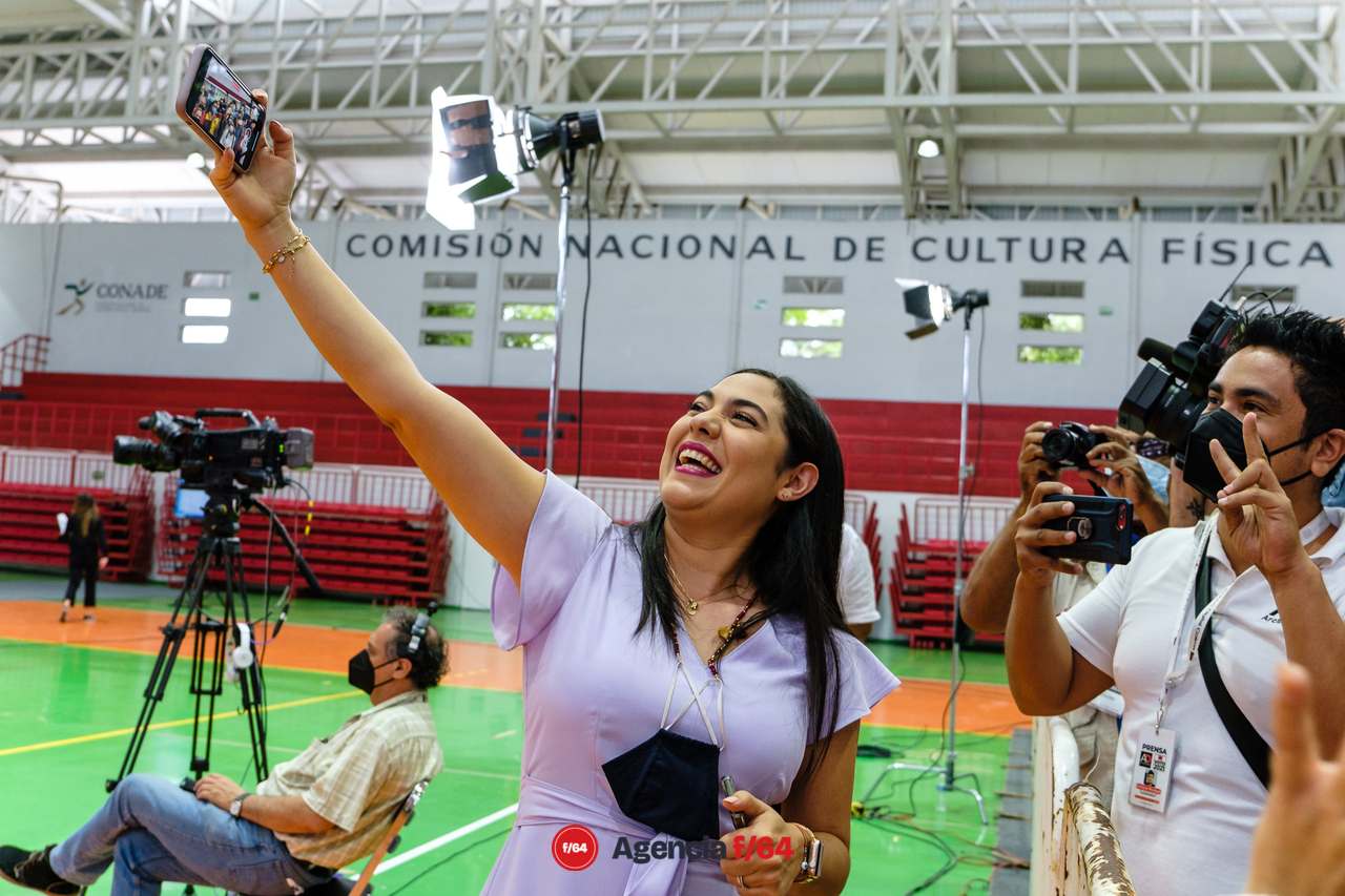 Antes de iniciar el evento con el Presidente de la República la Gobernadora Electa, Indira Vizcaíno Silva, se acerco a platicar con los medios locales.
