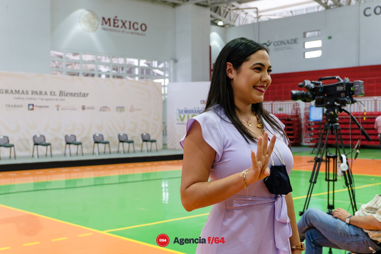 Antes de iniciar el evento con el Presidente de la República la Gobernadora Electa, Indira Vizcaíno Silva, se acerco a platicar con los medios locales.