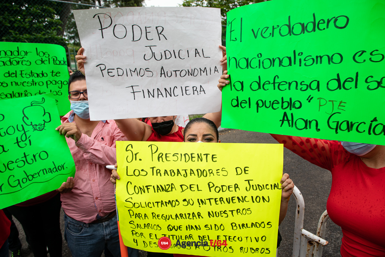 Trabajadores del Poder Judicial del Estado de Colima también se manifestaron para dar a conocer sus demandas al Presidente López Obrador.