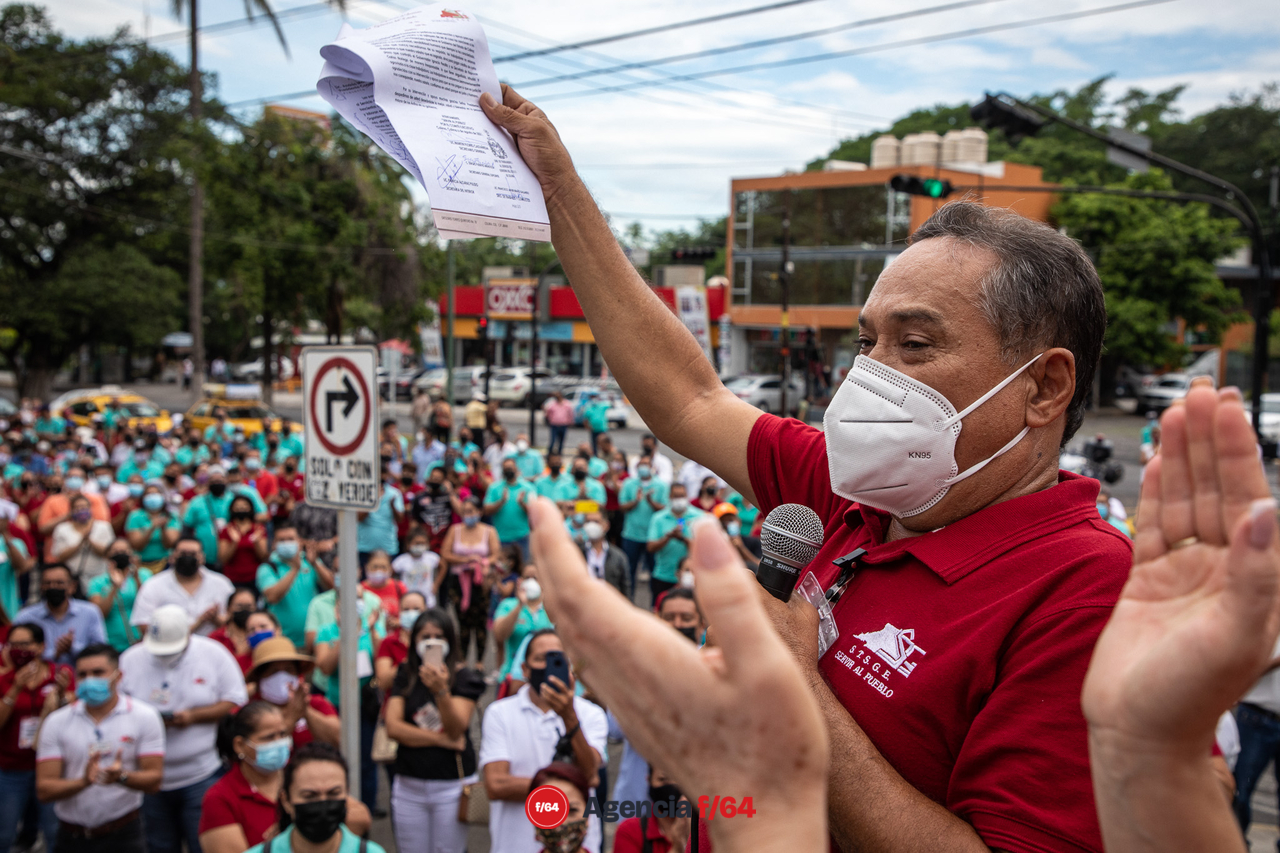 Visita de AMLO a Colima
Secretario general del STSGE, Martín Flores Castañeda; dando a conocer los resultados del acercamiento que tuvo, entre jalones y empujones, con el Presidente López Obrador y la iniciativa de cubrir el pago total del salario adeudado a los trabajadores al servicio del Gobierno del Estado. 
