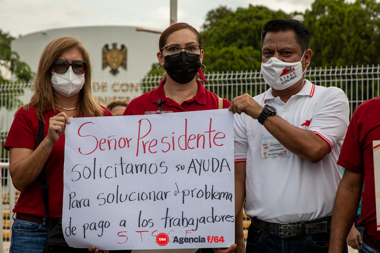 Miembros del Sindicato de Trabajadores al Servicio de Gobierno del Estado (STSGE) manifestándose en la visita de AMLO a la capital del Estado de Colima.
