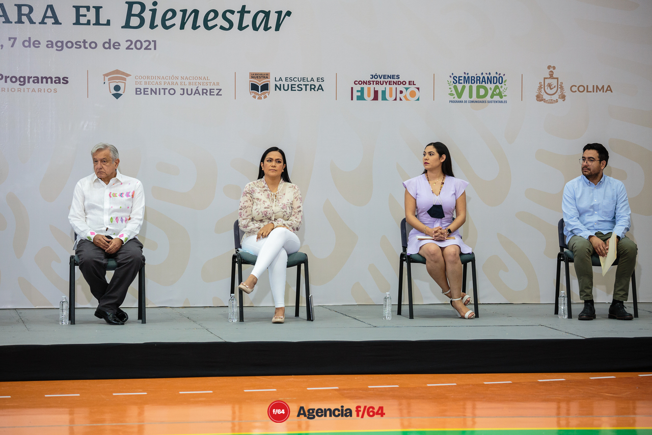 Escuchando el mensaje del Gobernador José Ignacio Peralta Sánchez.