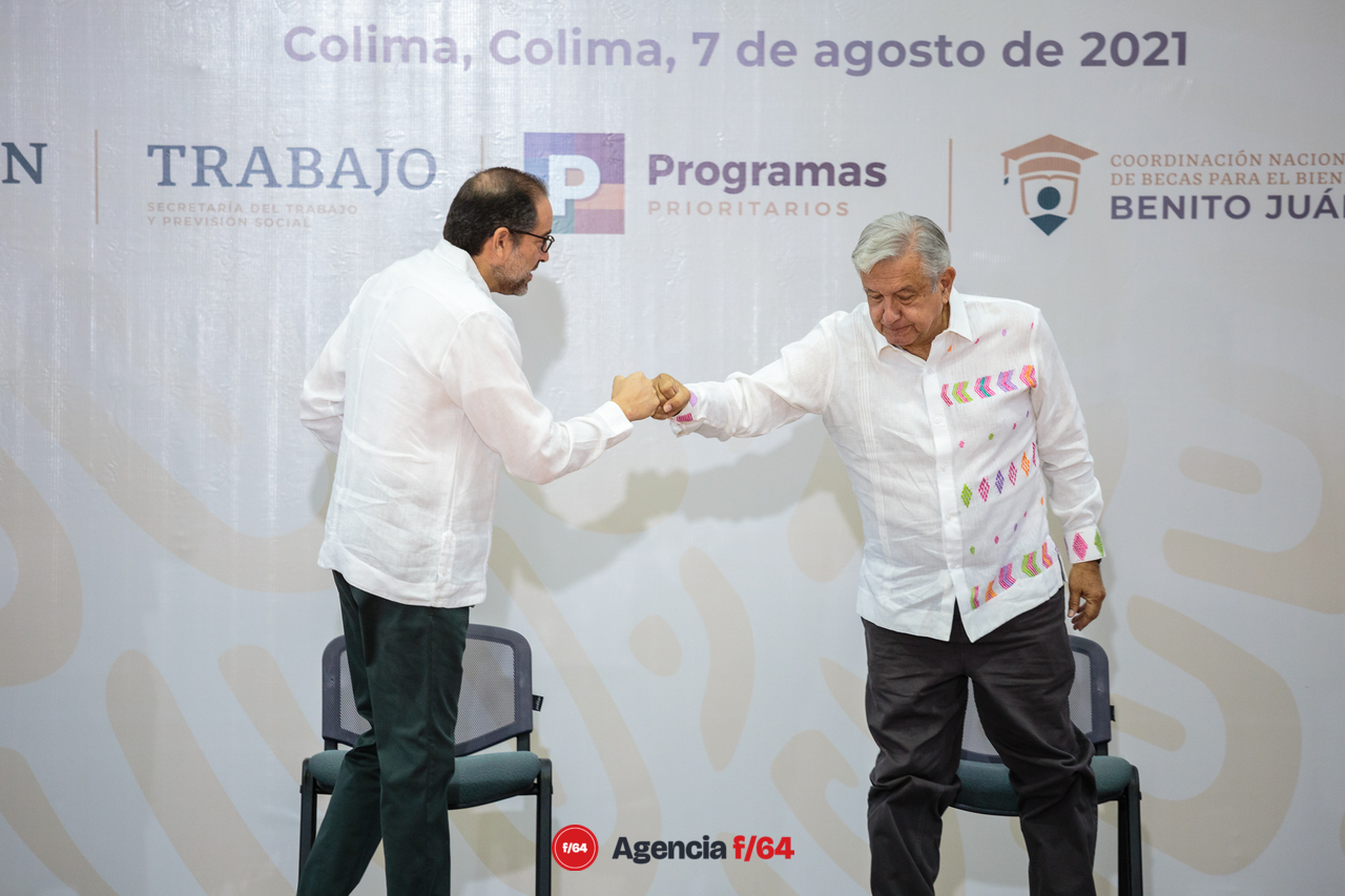 El saludo entre el Presidente Andrés López Obrador y el Gobernador José Ignacio Peralta Sánchez al finalizar este último su mensaje.