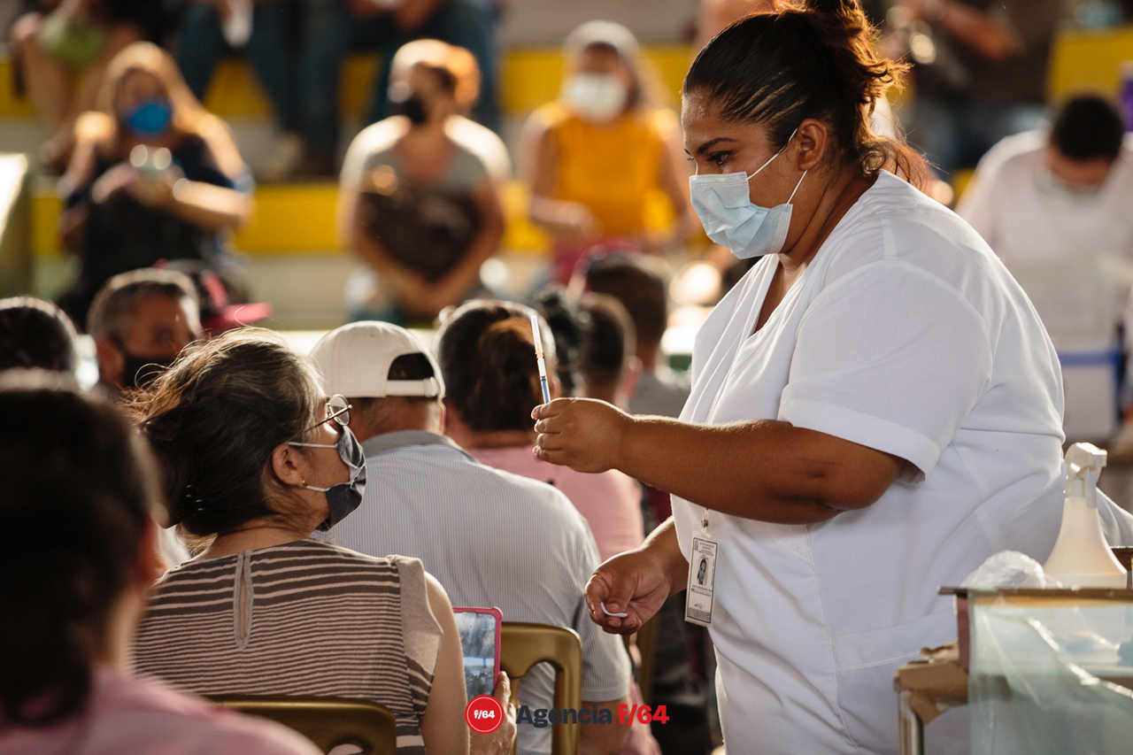 Avanza la vacunación en el Estado de Colima, sin embargo en las últimas semanas se ha registrado un repunte de contagios entre la población. Con el aumento de casos también se han detectado 7 variantes de COVID-19 en el Estado.

Debido a este cambio en la transmisión del virus, el Estado de Colima regresó a semáforo amarillo.

Colima 2021
#LaDiaria
 